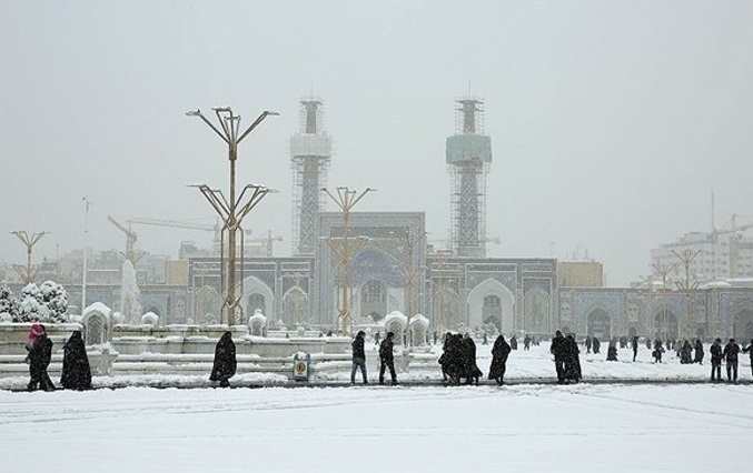 عکس/ بارش برف در صحن حرم امام رضا(ع)