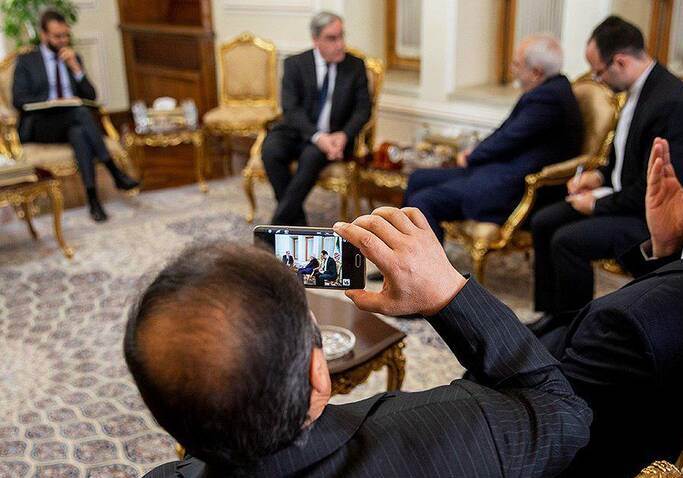 اقدام عجیب دیپلمات ایرانی در جلسه رسمی+عکس