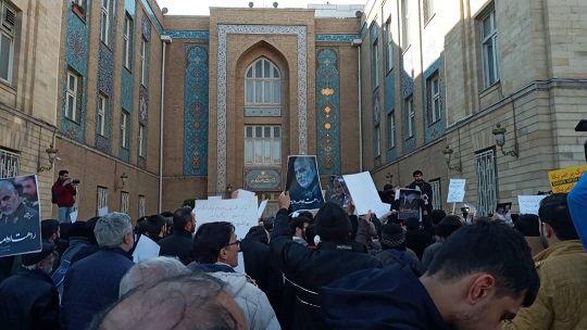تجمع مردم مقابل وزارت امورخارجه در اعتراض به سخنان غیر مسئولان ظریف در مذاکره با قاتل شهید سلیمانی