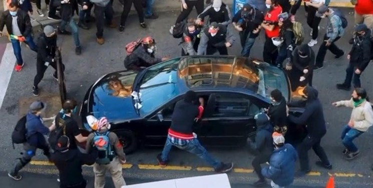 انفجار خشونت در تظاهرات‌های آمریکا/ حمله به معترضان با خودرو