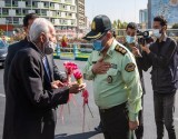 اهدای گل به مردم در هفته نیروی انتظامی